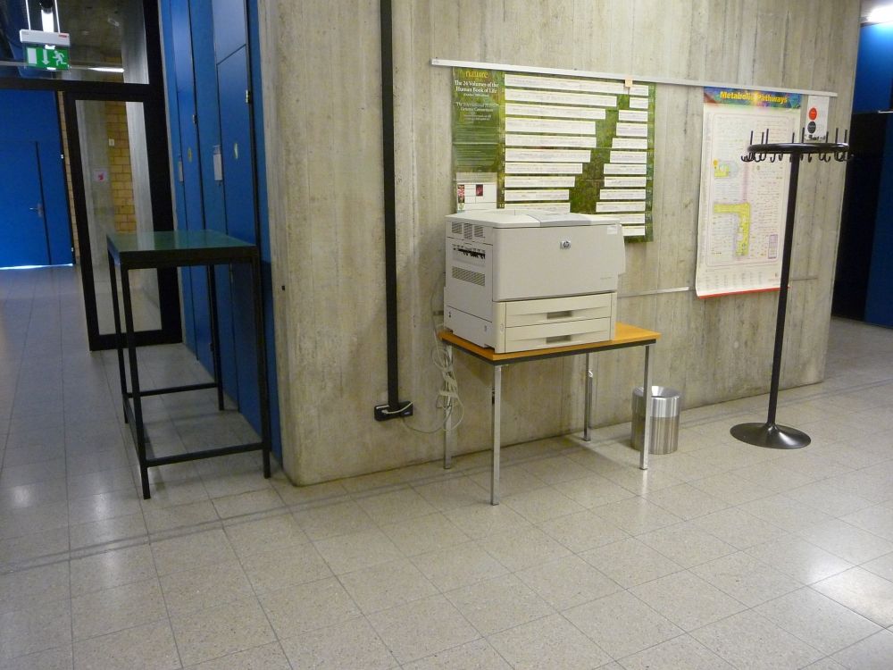 Y44, Stockwerk H: Sicht auf den Drucker im Gang.
