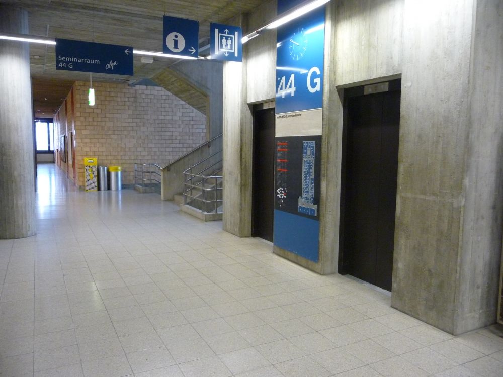 Y44, Zweier-Liftgruppe: Zweier-Liftgruppe. Links davon befindet sich das Treppenhaus und Gebäude Y 27 (Aufnahme Stockwerk G).