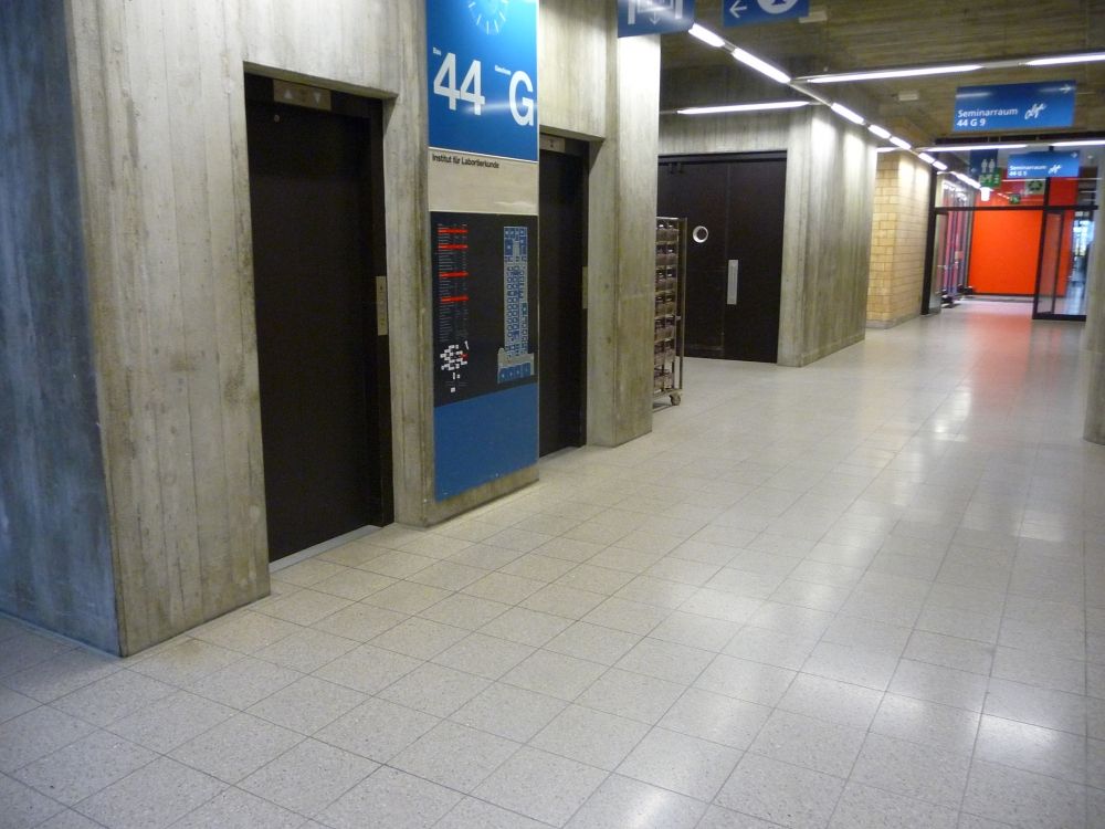 Y44, Zweier-Liftgruppe: Zweier-Liftgruppe. Rechts davon befindet sich der Warenlift (Aufnahme Stockwerk G).