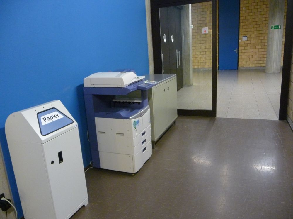 Y44, Stockwerk J: Kopierer mit Kopierkarte (in der Nähe des Warenliftes).