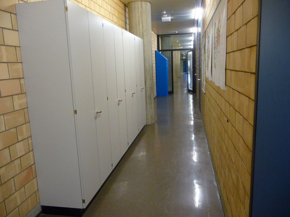 Y44, Stockwerk K: Sicht auf Schliessfächer im Gang.