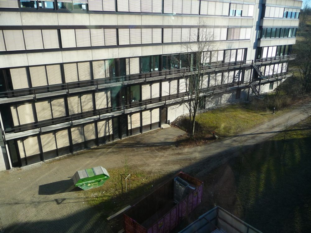 Y44-J, Balkon/Terrasse: Der andere Fluchtbalkon vom rechten Treppenhaus aus gesehen, das sich zwischen den Gebäuden Y42 und Y23 befindet. Der obere Balkon gehört zu Stockwerk J, der untere zu Stockwerk H.