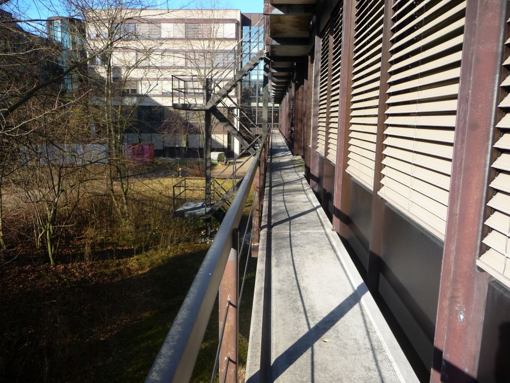 Y44-J, Balkon/Terrasse: Fluchtbalkon (Nahansicht).