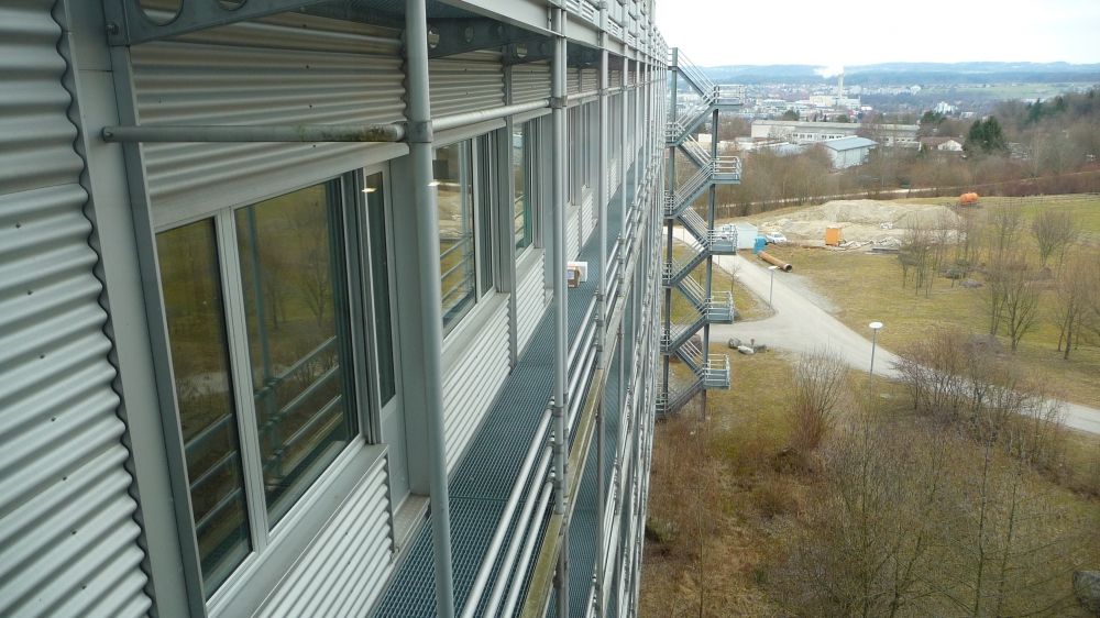 Y36-M, Balkon/Terrasse: Außenansicht der Fluchtbalkone vom Treppenhaus aus gesehen, das sich zwischen den Gebäuden Y36 und Y17 befindet.