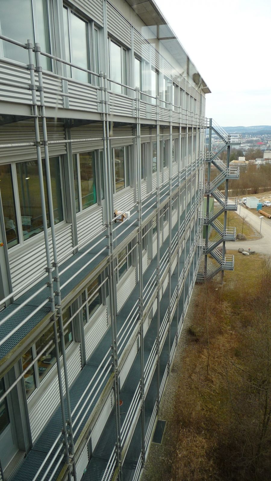 Y36-H, Balkon/Terrasse: Außenansicht der Fluchtbalkone vom Treppenhaus aus gesehen, das sich zwischen den Gebäuden Y36 und Y17 befindet.