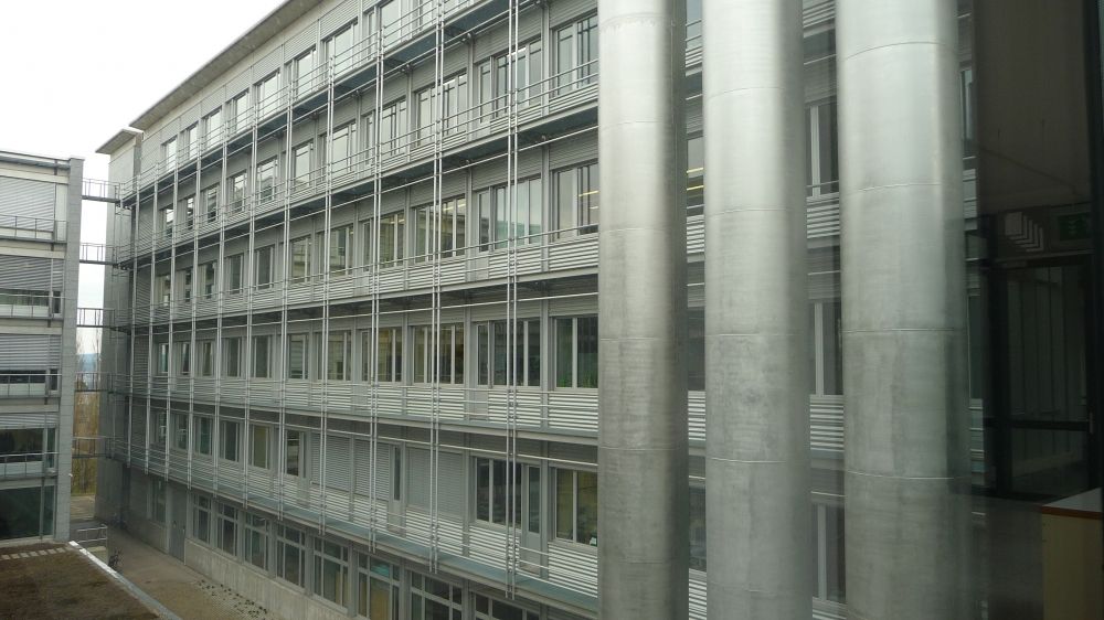 Y36-L, Balkon/Terrasse: Außenansicht der Fluchtbalkone vom Verbindungsflur zwischen den Gebäuden Y36 und Y34 aus gesehen. Hinten links im Bild gibt es auf jedem Stockwerk einen Übergang zum Gebäude Y55.