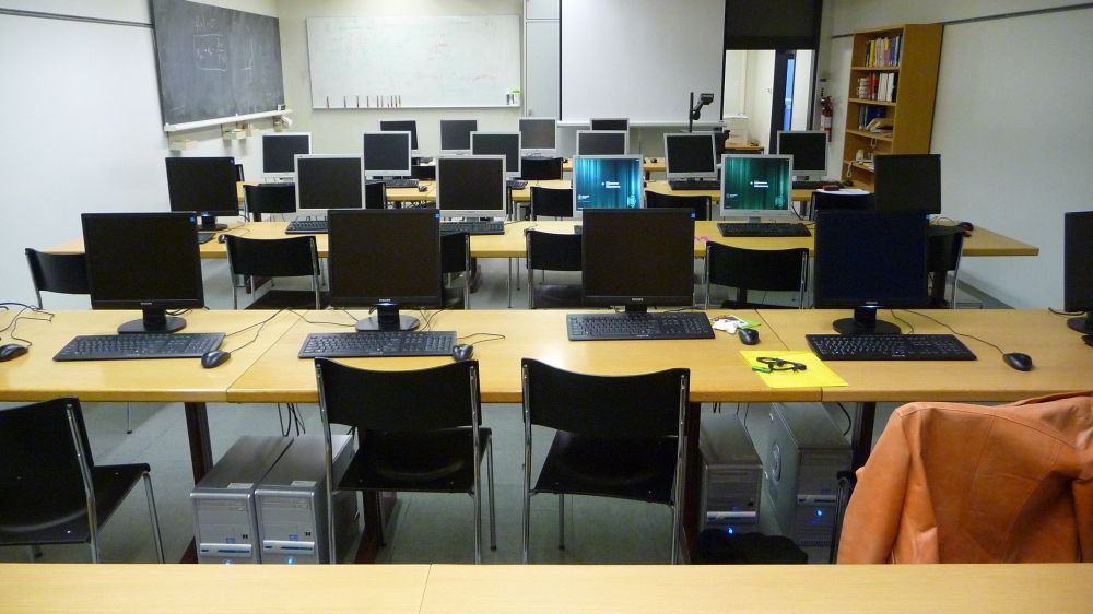 Computer-Arbeitsraum Y36-J-23: Computer-Arbeitsraum von der letzten Sitzreihe aus gesehen.