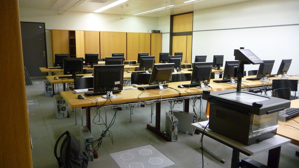 Computer-Arbeitsraum Y36-J-23: Computer-Arbeitsraum von der Tür des Computer-Vorraumes (J-21) aus gesehen.