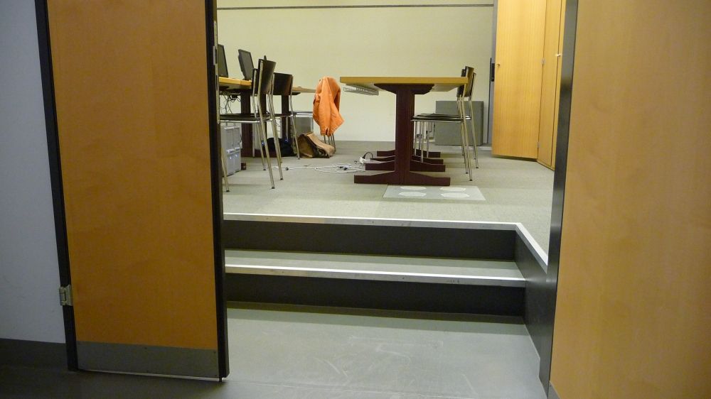 Computer-Arbeitsraum Y36-J-23: Der direkte Zugang zum Computer-Arbeitsraum. Man sieht die beiden Treppenstufen, die direkt nach dem Eingang zu den ebenerdigen Computer-Plätzen führen.