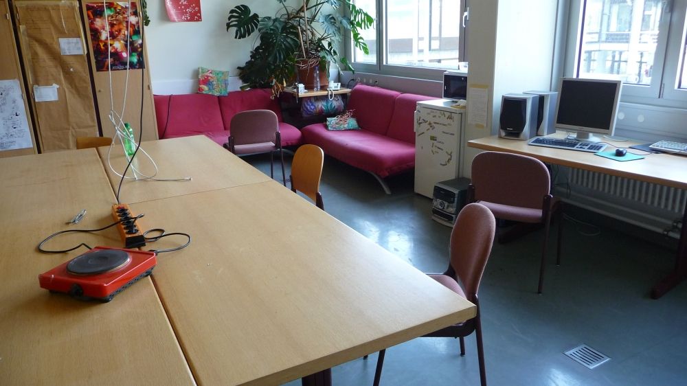 Y36-J, Fachverein Physik: Sicht auf die Sofaecke und Computer, Mikrowelle, Kühlschrank.