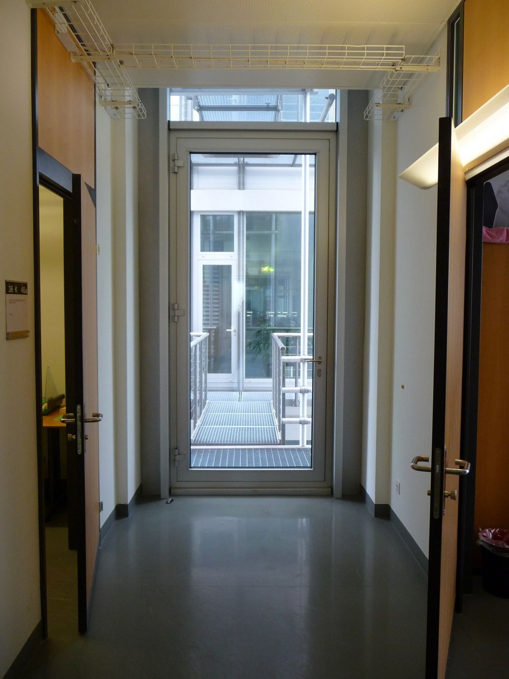 Y36-K, Balkon/Terrasse: Direkter Zugang zum Fluchtbalkon, der sich am Ende des Flurs auf der linken Seite befindet. Das gegenüberliegende Gebäude ist Y55, zu dem ein Übergang besteht.