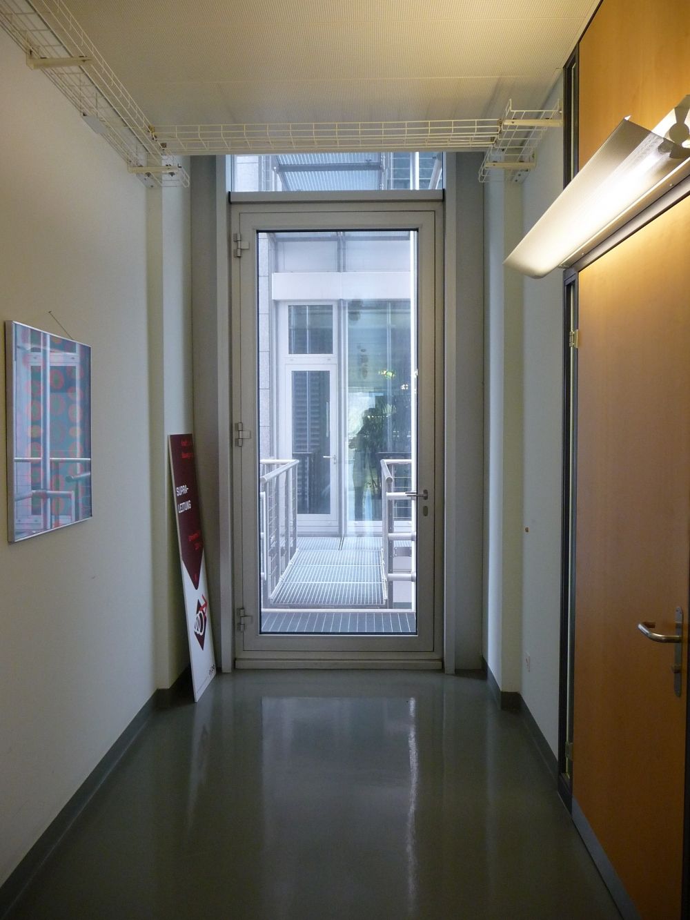 Y36-H, Balkon/Terrasse: Direkter Zugang zum Fluchtbalkon, der sich am Ende des Flurs auf der linken Seite befindet. Das gegenüberliegende Gebäude ist Y55, zu dem ein Übergang besteht.