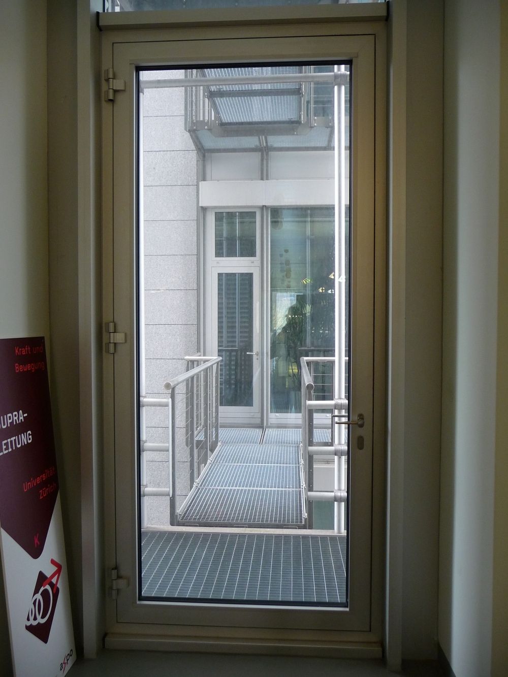 Y36-L, Balkon/Terrasse: Direkter Zugang zum Fluchtbalkon, der sich am Ende des Flurs auf der linken Seite befindet. Das gegenüberliegende Gebäude ist Y55, zu dem ein Übergang besteht.