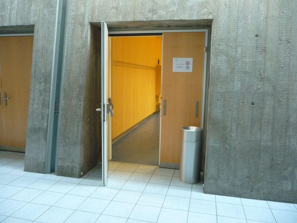 Hörsaal Y35-F-32: Die Tür verfügt eigentlich noch über einen zusätzlich zu öffnenden Türteil. Allerdings steht ein Mülleimer direkt davor und der Türöffner auf der Innenseite ist nicht gut von aussen zu bedienen. Bei komplett geöffneter Tür würde die Breite ca. 133 cm betragen.