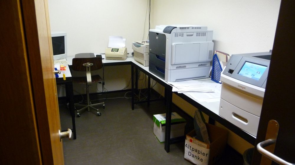 Y34-K, Computerraum mit Scanner, Drucker und Faxgerät: Computer, Faxgerät, Scanner und Drucker.