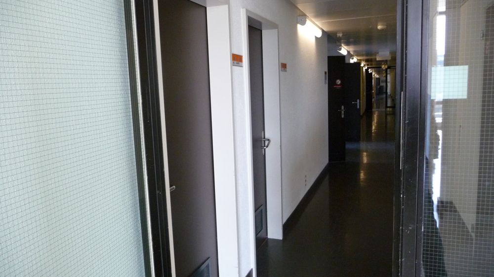 WC-Anlage Y34-K-05: WC-Anlage. Die linke Tür führt zum Damen-WC.