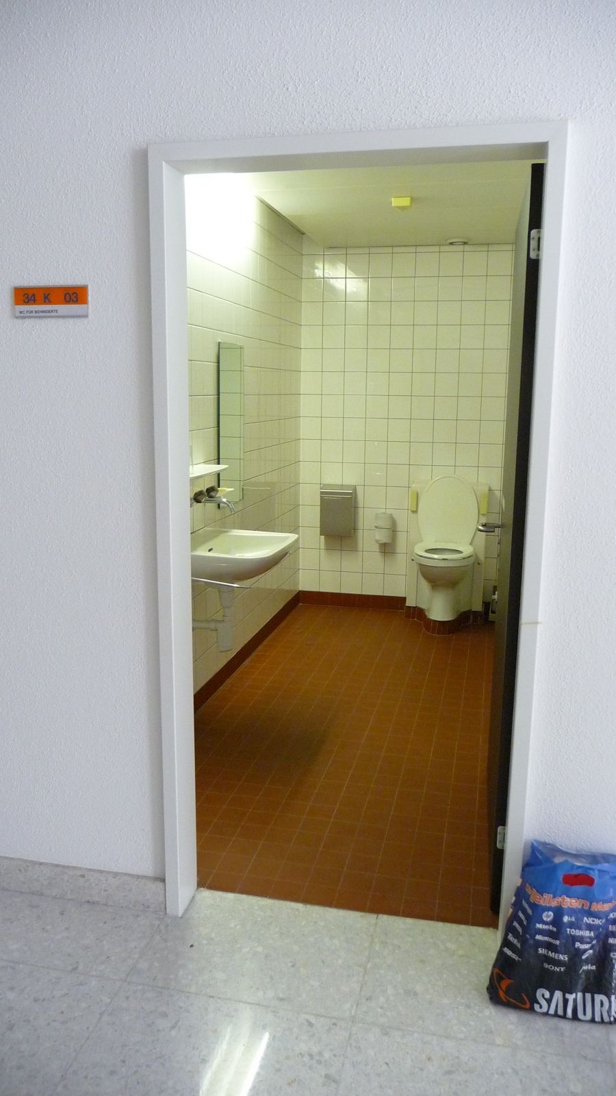 Rollstuhl-WC Y34-K-03: Rollstuhl-WC.