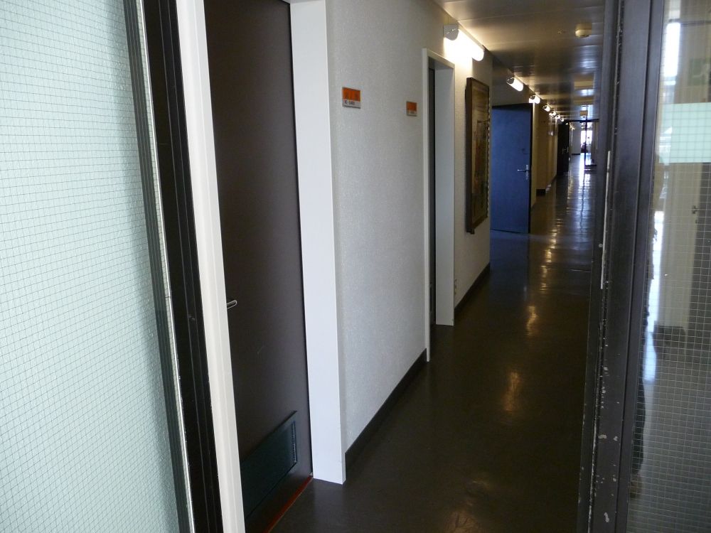 WC-Anlage Y34-J-05: WC-Anlage. Die Tür links im Bild führt zum Damen-WC.