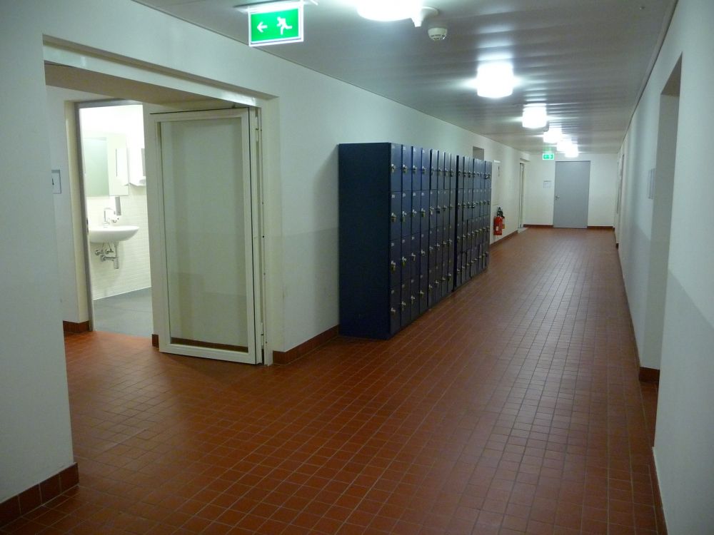 RAI, Stockwerk D: Schliessfächer links vor dem Mac-Computer-Arbeitsraum (D-011).