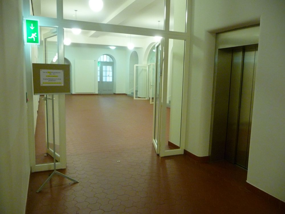 RAI, Lift B- beim rechten Treppeneingang von Rämistrasse her, nicht stufenlos erreichbar.: Lift in der Nähe des Treppenhauses (Treppenhaus befindet sich durch die Glastür auf der rechten Seite).