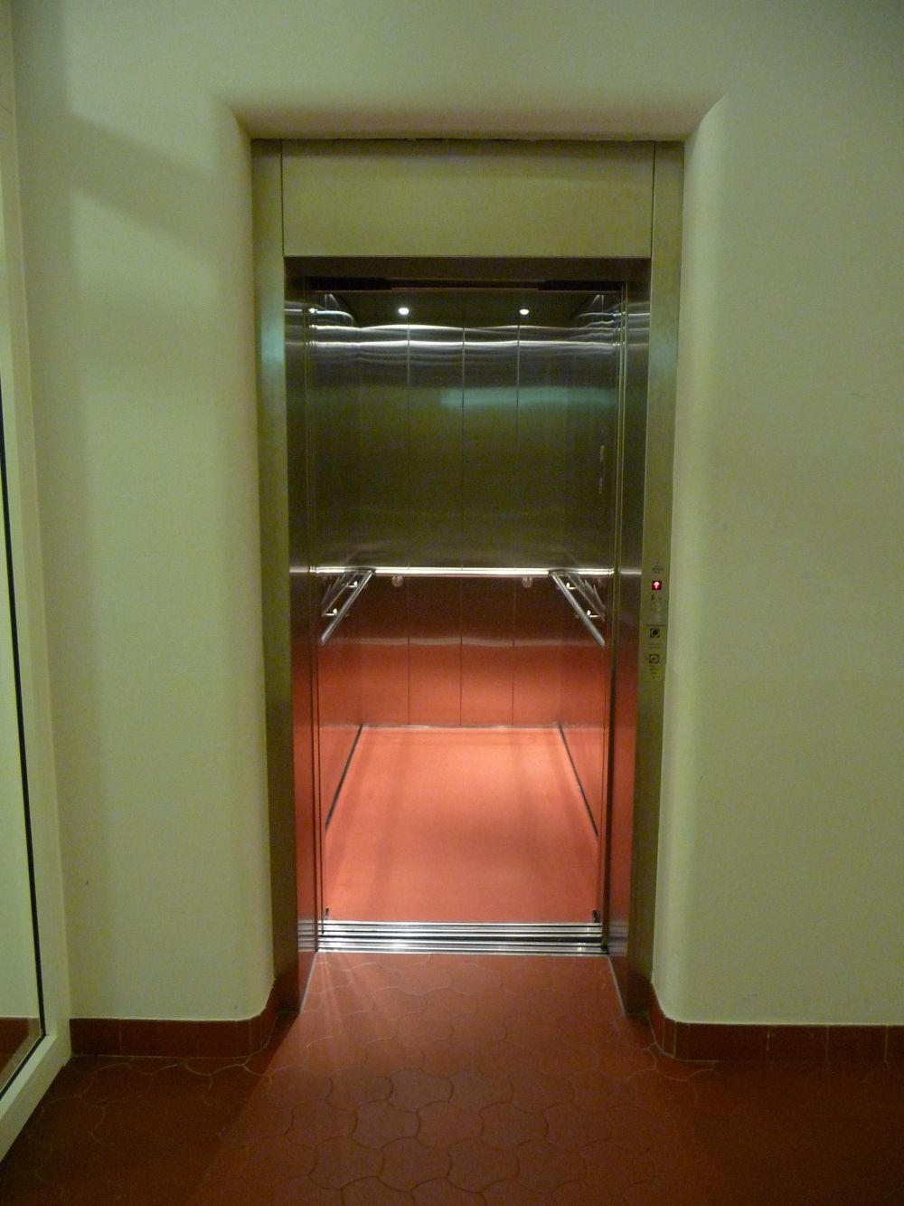 RAI, Lift B- beim rechten Treppeneingang von Rämistrasse her, nicht stufenlos erreichbar.: Innenansicht des Liftes (mit Handläufen).