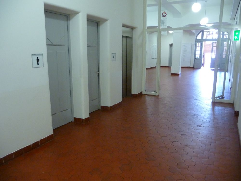 WC-Anlage RAI-F-052A: WC-Anlage links neben dem Lift und in der Nähe des Haupteingangs.