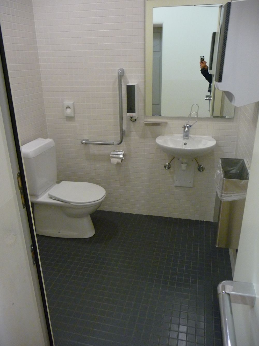 Rollstuhl-WC RAI-G-115: Rollstuhl-WC (Innenansicht).