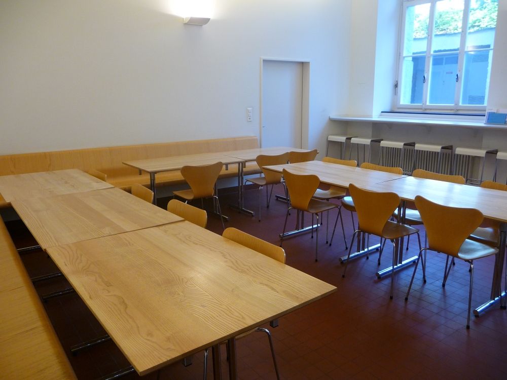 Aufenthaltsraum RAI-E-059: Die Tür hier im Bild ist die Verbindungstür zum Aufenthaltsraum E-057 (Aufenthaltsraum).