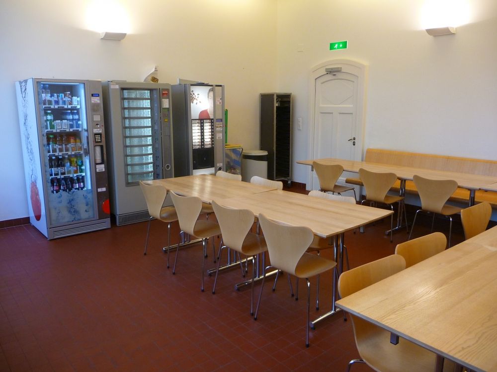Aufenthaltsraum RAI-E-059: Aufenthaltsraum mit Getränke- und Snackautomat. Die Tür im Bild ist die Zugangstür zu diesem Raum.