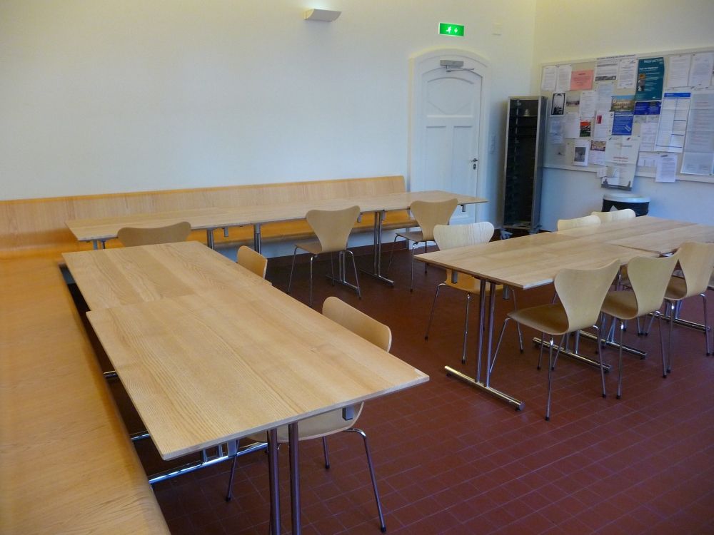 Aufenthaltsraum RAI-E-057: Die Tür im Bild ist die Zugangstür zu diesem Aufenthaltsraum.