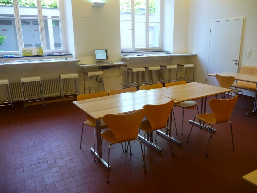 Aufenthaltsraum RAI-E-057: Rechts die Tür ist die Verbindungstür zu E-059 (Aufenthaltsraum mit Getränkeautomat).