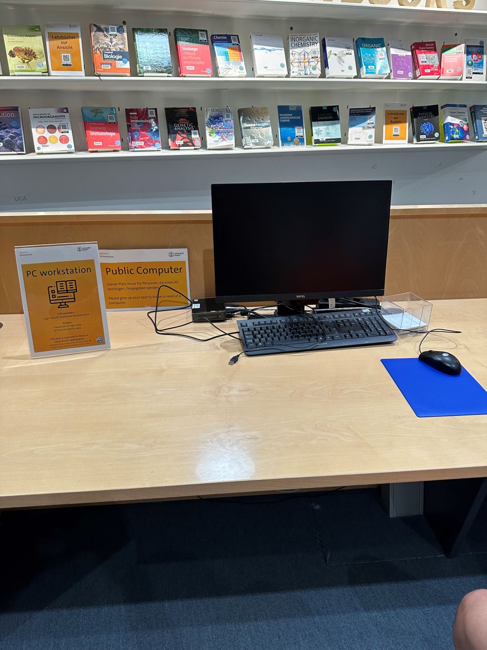 Y15-H, Bibliothek: Nahaufnahme Recherche-Tisch.