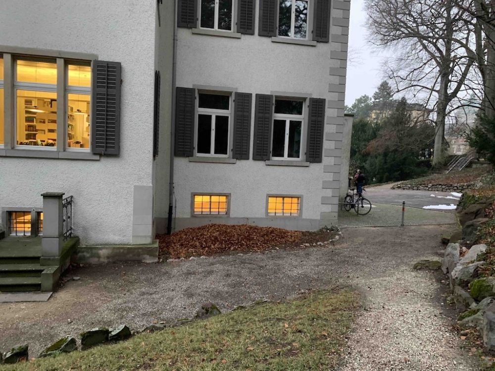 Gebäude RAG: Parkplatz bei Eingang (rechts im Bild).