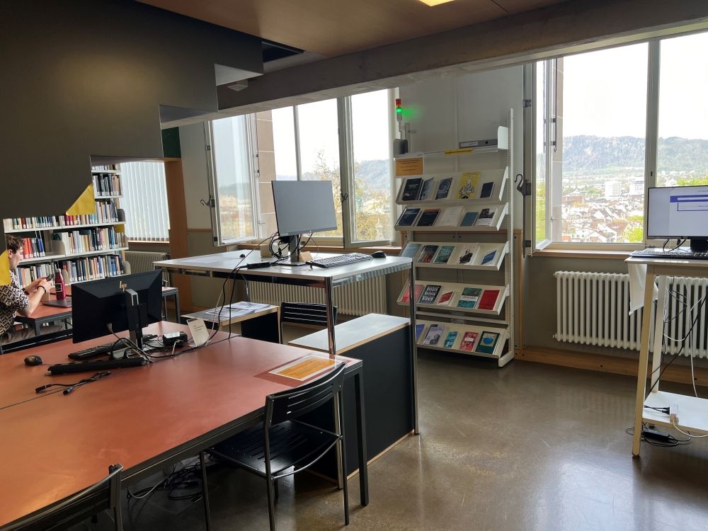 KOL-F, Bibliothek: Recherchestation (links).