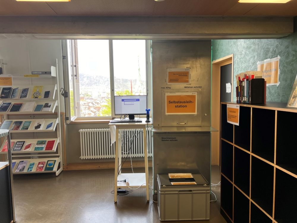 KOL-F, Bibliothek: Selfcheck-Station, Abholregal für reservierte Medien und Rückgabekiste.