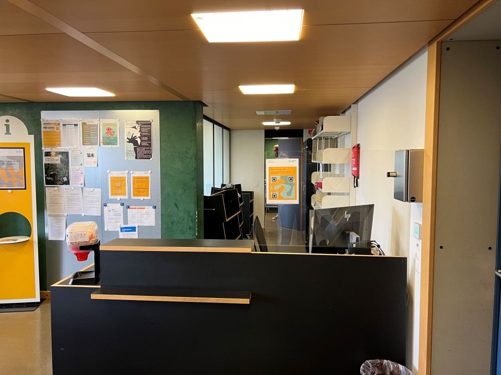 KOL-F, Bibliothek: Infodesk, rechts vom Eingang.