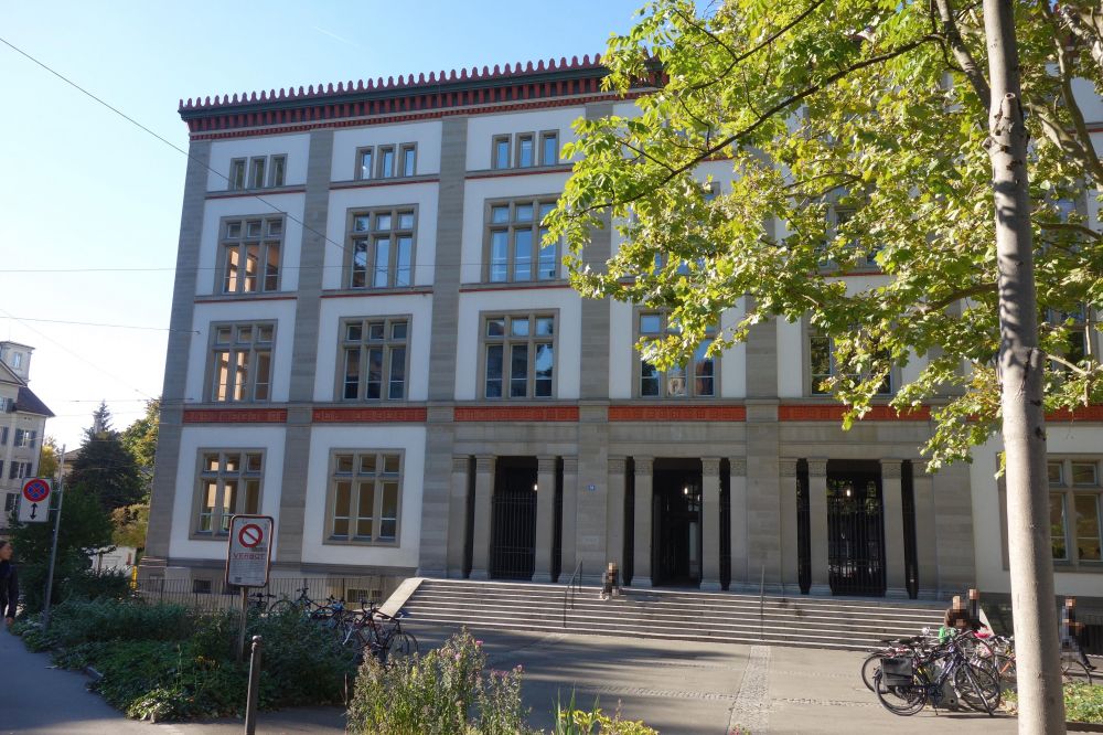 Gebäude RAA: Aussenansicht des RAA von der Rämistrasse aus.