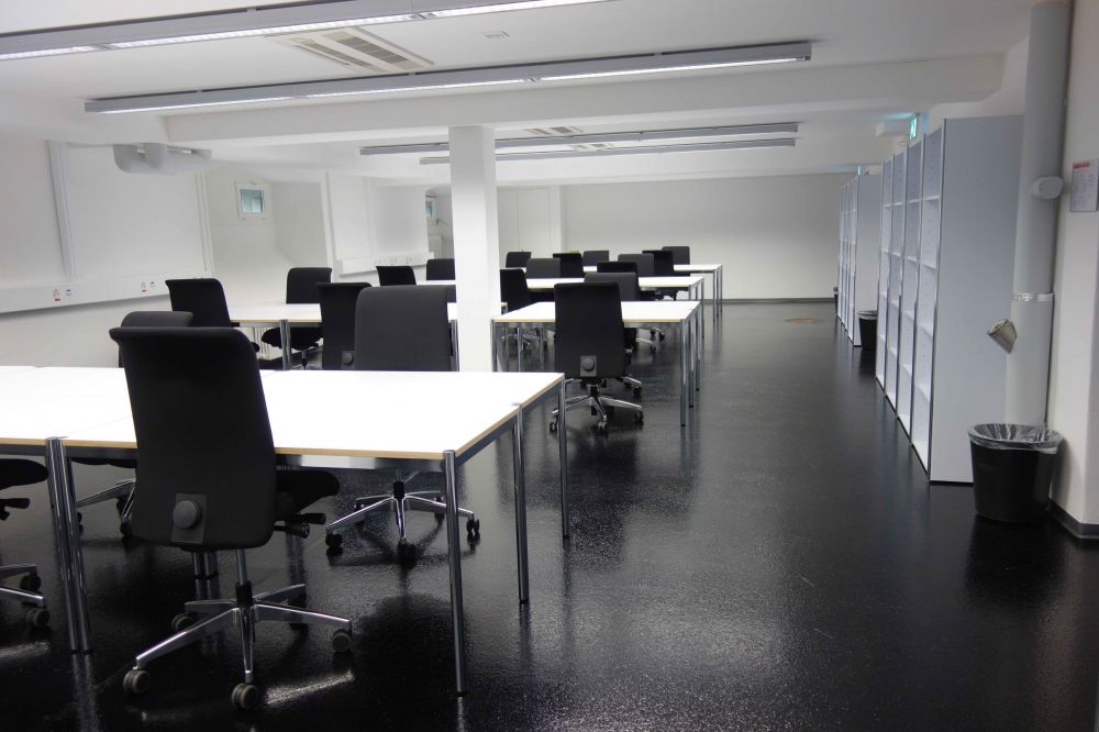 Arbeitsraum für Studierende RAA-D-29: Gesamtansicht. Rechts sind die Regale zu sehen.