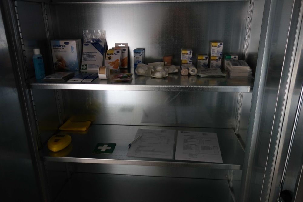 Sanitätsraum RAA-D-21B: Ausstattung des Erste-Hilfe-Kasten.