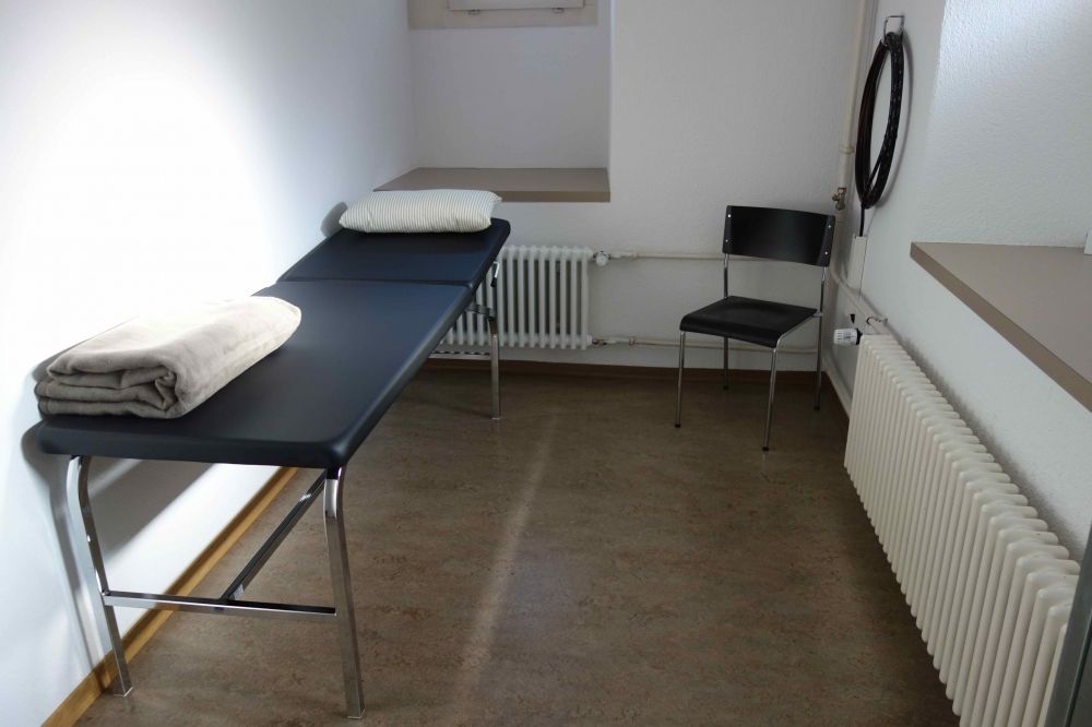 Sanitätsraum RAA-D-21B: Raumansicht mit Liege. Der Erste-Hilfe-Kasten befindet sich rechts (nicht im Bild).