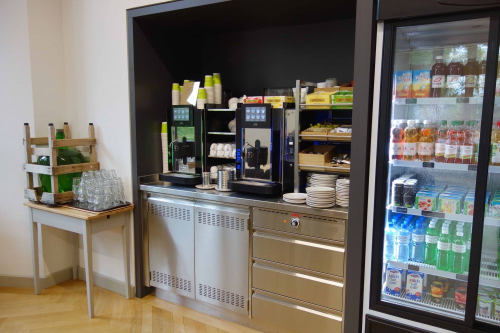 RAA-E, Cafeteria: Selbstbedienung Softdrinks, Kaffee, Tee und Hahnenwasser.