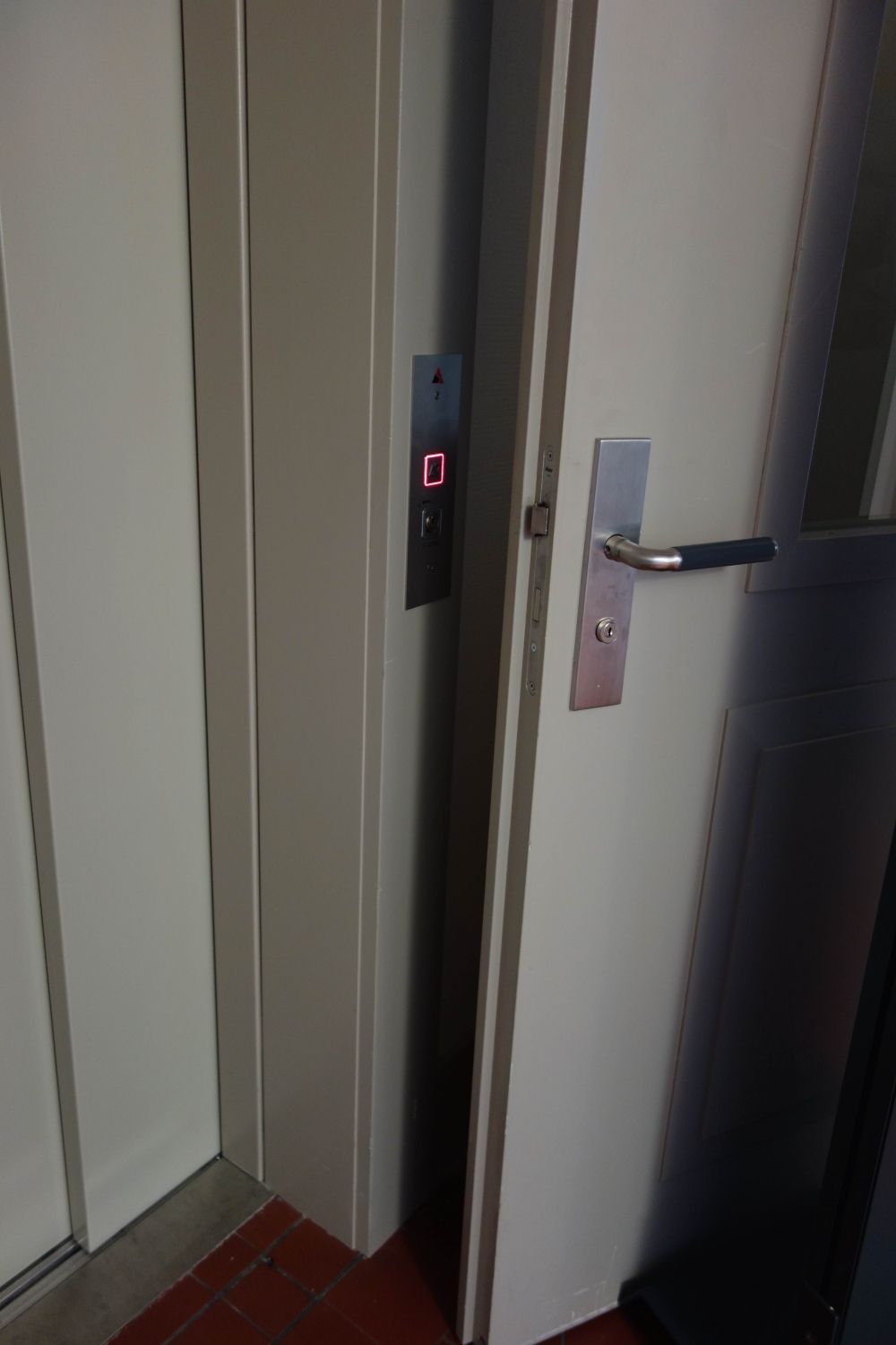 RAA, Lift: Lifttasten ausserhalb des Lifts auf Stockwerk E (0).