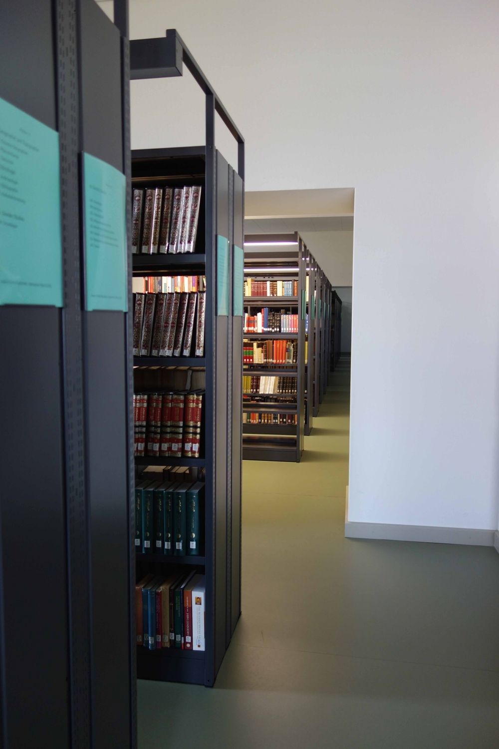 Leseplatz-Raum RAA-F-04A: Bücherregale. In der Mitte des Bildes ist der Übergang zu den Räumen F-05 und F-08 zu sehen.