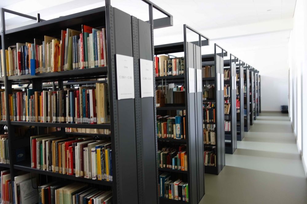 RAA-F, Bücherbestände: Überblicksbild vom linken Eingang her. Der andere Eingang befindet sich am hinteren Ende des Raums.