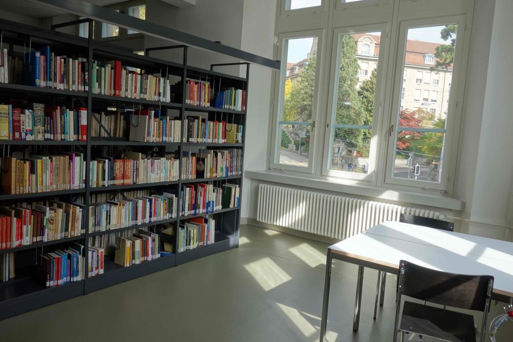 Leseplatz-Raum RAA-F-21: Bücherregale und Leseplätze.