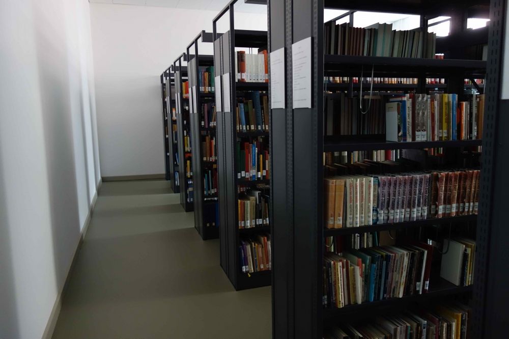 RAA-F, Bücherbestände: Innenansicht des Raumes.