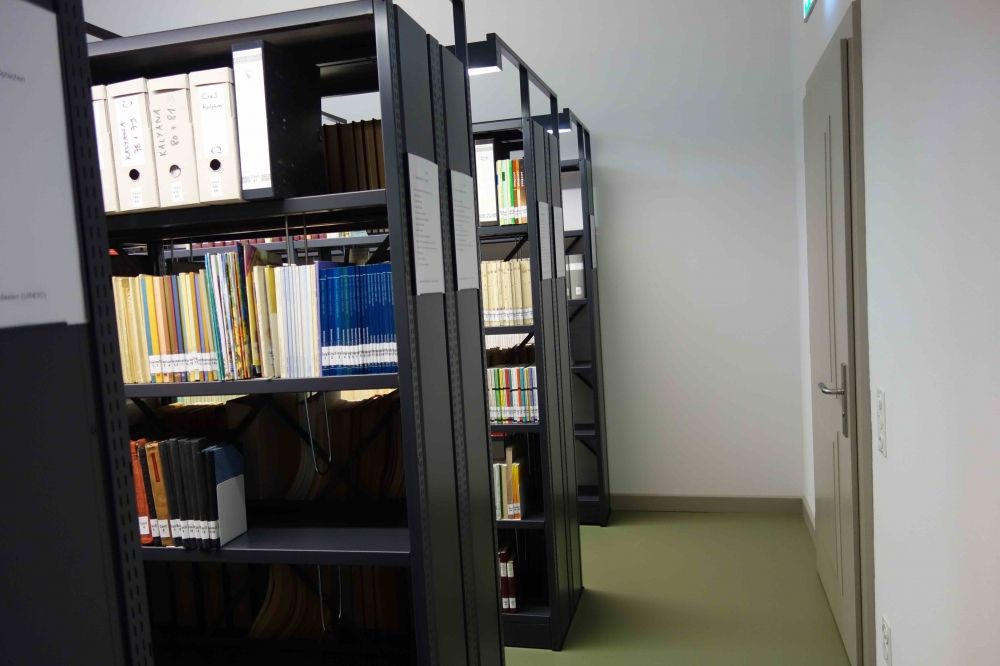 Leseplatz-Raum RAA-F-31: Bücherregale. Rechts ist die Eingangstür zu sehen.