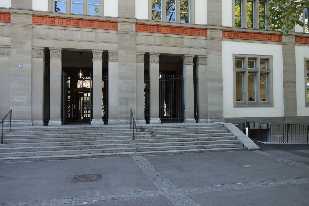 Gebäude RAA: Haupteingang von der Rämistrasse her kommend.