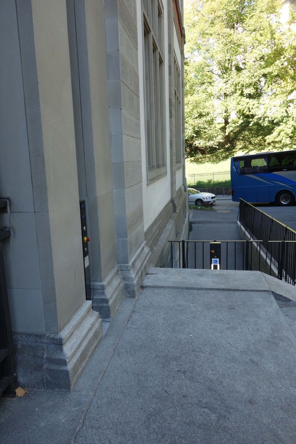 Gebäude RAA: Blick vom Haupteingang her zur Hebebühne. In der Mitte links erkennt man den Schalter, um die Hebebühne auf die höhere Ebene zu holen.