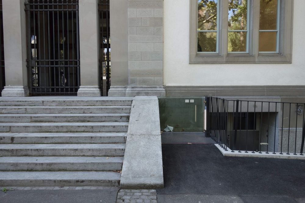 Gebäude RAA: Hebebühne rechts neben dem Haupteingang.